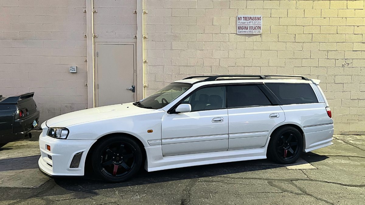 White Nissan Stagea